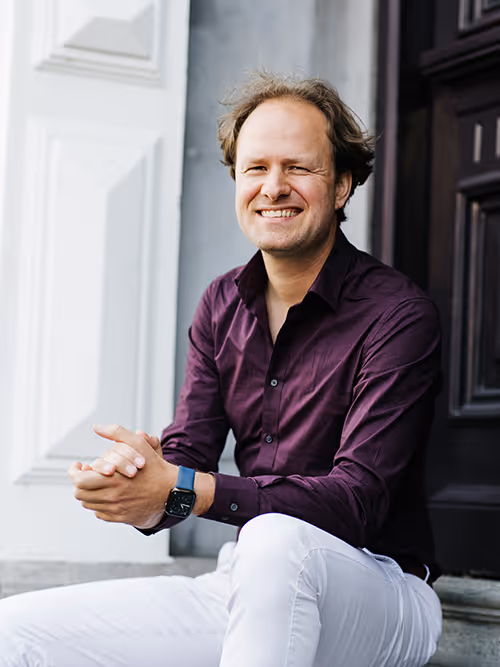 Hans van der Klok, initiatiefnemer van Deelautowijzer.nl